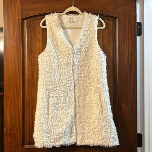 Simply Noelle L/XL polyester wool like vest. Has loops to close in front
